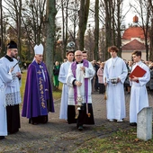 Nabożeństwo za zmarłych na gliwickiej nekropolii.