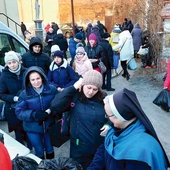 Pomagają wewnętrznym uchodźcom, którzy uciekając przed działaniami wojennymi, przenoszą się bardziej na zachód, rodzinom wielodzietnym, osobom starszym, samotnym i niepełnosprawnym, a także żołnierzom i mieszkańcom przyfrontowych miejscowości.