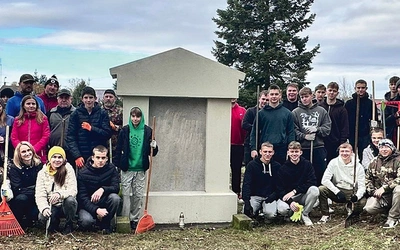 Na kilka dni przed uroczystością Wszystkich Świętych na nekropoliach miast i wsi społecznicy oraz uczniowie zaangażowali się w sprzątanie zapomnianych grobów. 