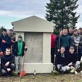 Na kilka dni przed uroczystością Wszystkich Świętych na nekropoliach miast i wsi społecznicy oraz uczniowie zaangażowali się w sprzątanie zapomnianych grobów. 