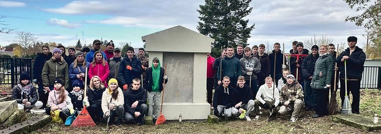 Na kilka dni przed uroczystością Wszystkich Świętych na nekropoliach miast i wsi społecznicy oraz uczniowie zaangażowali się w sprzątanie zapomnianych grobów. 