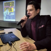 Marcin Kwaśny podkreślał konieczność krytycznego podejścia do technologii. 