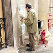 Prof. Sylwester Piędziejewski pracuje przy malowidłach na tylniej ścianie świątyni na Tumskim Wzgórzu.