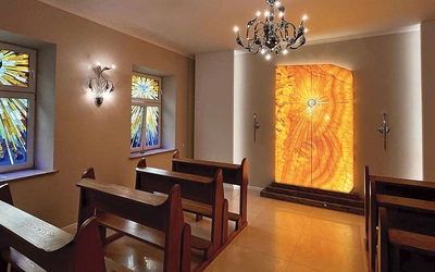 Kaplica stoi w pobliżu kościoła, który jako jedyna w diecezji świątynia nosi wezwanie Bożego Ciała.