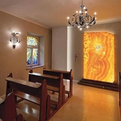 Kaplica stoi w pobliżu kościoła, który jako jedyna w diecezji świątynia nosi wezwanie Bożego Ciała.