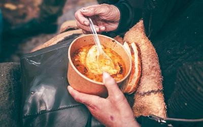 Często dla bezdomnych jest to jedyny ciepły posiłek w tygodniu. Stąd apel o pomoc, wsparcie finansowe i przekazywanie ubrań zimowych. Chcąc pomóc, skontaktuj się z Kamilem  – tel. 579 987 470. 