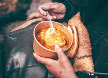 Często dla bezdomnych jest to jedyny ciepły posiłek w tygodniu. Stąd apel o pomoc, wsparcie finansowe i przekazywanie ubrań zimowych. Chcąc pomóc, skontaktuj się z Kamilem  – tel. 579 987 470. 