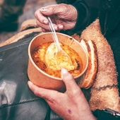 Często dla bezdomnych jest to jedyny ciepły posiłek w tygodniu. Stąd apel o pomoc, wsparcie finansowe i przekazywanie ubrań zimowych. Chcąc pomóc, skontaktuj się z Kamilem  – tel. 579 987 470. 