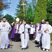 Po Mszy św. odbyła się procesja żałobna. Główną aleją za krzyżem kroczyło wiele osób, zanosząc prośby w intencji tych, którzy zmarli.