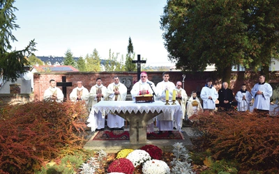Modlitwa wśród grobów przypomniała, że świętość i życie wieczne są celem każdego chrześcijanina.
