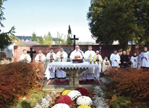 Modlitwa wśród grobów przypomniała, że świętość i życie wieczne są celem każdego chrześcijanina.