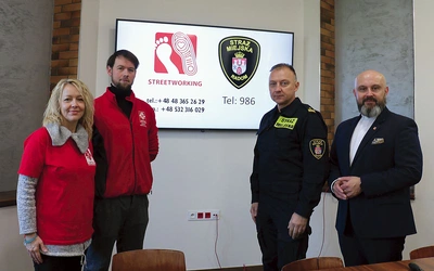 Magdalena Walczak, Hubert Kaczmarczyk, Grzegorz Sambor i ks. Damian Drabikowski zachęcają do zgłaszania miejsc przebywania bezdomnych.