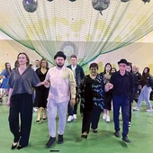 Wydarzenie rozpoczął polonez, który zatańczyli wolontariusze, opiekunowie i zaproszeni goście.