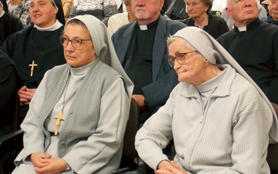 S. Rozanna Krzyżanowska z Olszyn (z lewej) i s. Rosariana Sitar z Ropy zostały uhonorowane medalami Benemerenti  in Opere Evangelizationis.