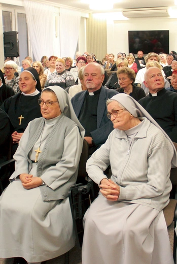 S. Rozanna Krzyżanowska z Olszyn (z lewej) i s. Rosariana Sitar z Ropy zostały uhonorowane medalami Benemerenti  in Opere Evangelizationis.