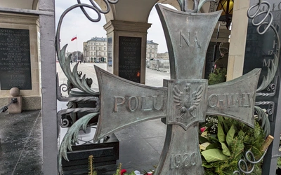 To najważniejsze miejsce pamięci narodowej w Polsce. Na grobie  jest płyta ze zniczem i inskrypcją: „Tu leży żołnierz polski poległy  za Ojczyznę”.