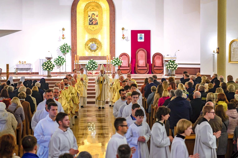 Kościół – na placu podarowanym przez ks. Stanisława Wacłowskiego i ks. Czesława Nowaka oraz  ich rodziny  – od 1983 roku budowali górale z Kacwina, według projektu Ewy i Stefana Kuryłowiczów oraz Jakuba Wacławka.