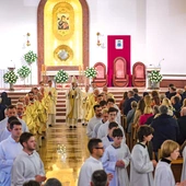 Kościół – na placu podarowanym przez ks. Stanisława Wacłowskiego i ks. Czesława Nowaka oraz  ich rodziny  – od 1983 roku budowali górale z Kacwina, według projektu Ewy i Stefana Kuryłowiczów oraz Jakuba Wacławka.