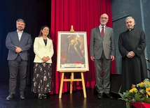 Agnieszka Czyż-Mańkowska, prezes Kościelnej Fundacji Dobroczynnej ks. Piotra Skargi dla Ubogich w Grójcu, i ks. Zbigniew Stefaniak, proboszcz parafii św. Mikołaja w Grójcu, zabiegają o pamięć o ks. Skardze. 27 października zaprosili prof. Andrzeja Nowaka, który wygłosił wykład „Sługa Boży ksiądz Piotr Skarga – orędownik polskiej sprawy, wczoraj i dziś”.  