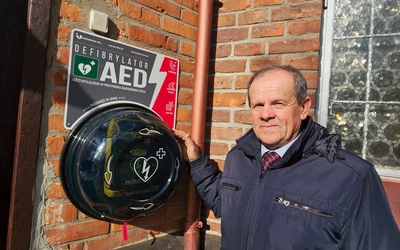 – Praktyczny aspekt życia wspólnoty? Defibrylator kupiony za złożone ofiary – pokazuje Andrzej Zieliński.   
