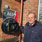 – Praktyczny aspekt życia wspólnoty? Defibrylator kupiony za złożone ofiary – pokazuje Andrzej Zieliński.   