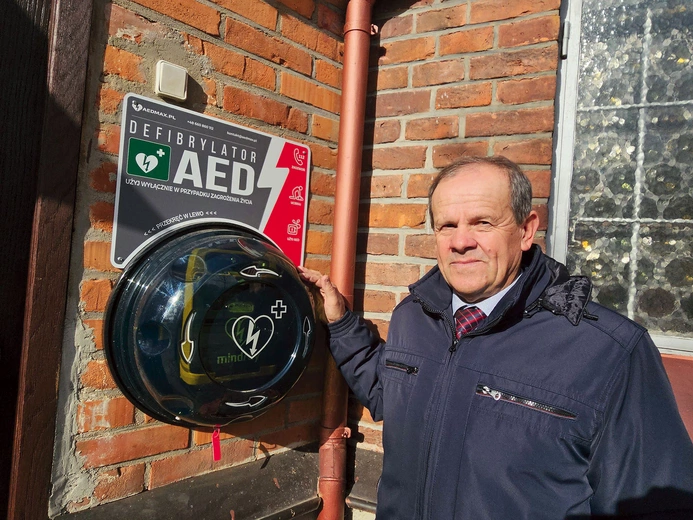 – Praktyczny aspekt życia wspólnoty? Defibrylator kupiony za złożone ofiary – pokazuje Andrzej Zieliński.   