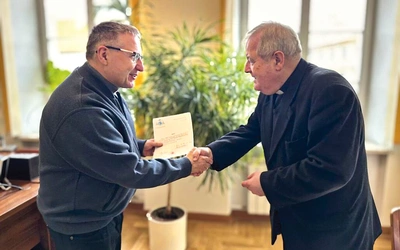 Dekret  wręczył  ks. Janusz Bodzon, kanclerz kurii archidiecezjalnej warszawskiej.
