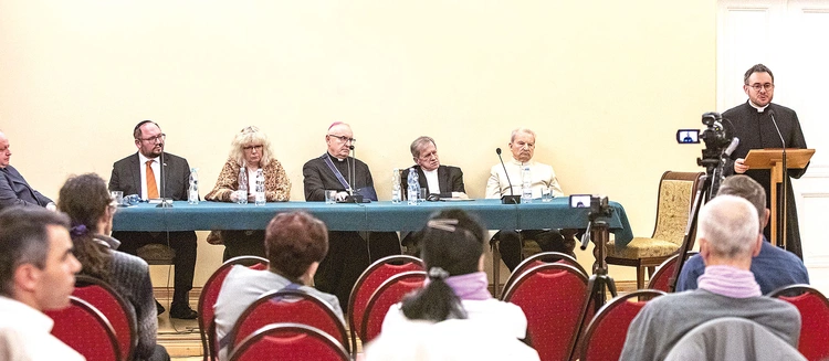 Ksiądz dr Andrzej Persidok podkreślił, że dialog z religiami niechrześcijańskimi należy prowadzić w duchu umiarkowanego optymizmu, szukając wspólnych wartości. Zaznaczył, że podstawę powinno stanowić zaufanie do Boga, który działa również w innych religiach. 