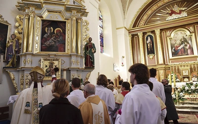 Biskup Jeż poświęcił odnowione ołtarze.