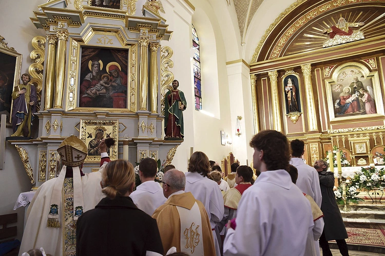 Biskup Jeż poświęcił odnowione ołtarze.