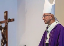 Arcybiskup zaapelował, by o zmarłych mówić dobrze lub milczeć, ponieważ nie mogą  się już obronić, wytłumaczyć  ani niczego sprostować.  Sąd należy zostawić Bogu.