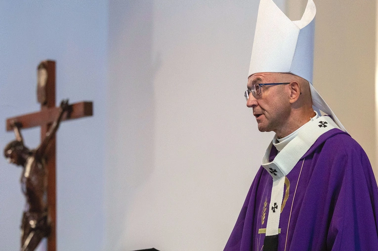 Arcybiskup zaapelował, by o zmarłych mówić dobrze lub milczeć, ponieważ nie mogą  się już obronić, wytłumaczyć  ani niczego sprostować.  Sąd należy zostawić Bogu.