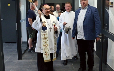 Bp Jacek Kiciński, asystent towarzystwa z ramienia KEP, poświęcił nowe miejsce wsparcia. 