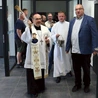 Bp Jacek Kiciński, asystent towarzystwa z ramienia KEP, poświęcił nowe miejsce wsparcia. 
