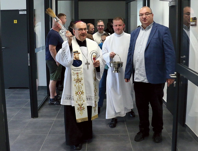 Bp Jacek Kiciński, asystent towarzystwa z ramienia KEP, poświęcił nowe miejsce wsparcia. 