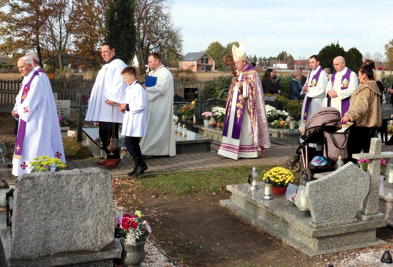 Metropolita wrocławski podkreślił, że zbawienie jest dla każdego  z nas. Żebyśmy mogli się kiedyś spotkać z Chrystusem i tymi wszystkimi, których kochamy.