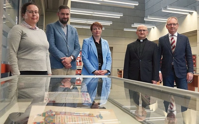 Trwają prace nad przygotowa- niem konferencji „Od Kaspra Elyana do cyberprzestrzeni. 550-lecie druku w języku polskim”. Odbywać się będzie ona we Wrocławiu od 26 do 28 listopada. Jej organizatorami są Uniwersytet Wrocławski, Biblioteka Uniwersytetu Wrocławskiego, Papieski Wydział Teologiczny, Zakład Narodowy im. Ossolińskich. Informacje: phc.uni.wroc.pl/elyan550.