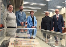 Trwają prace nad przygotowa- niem konferencji „Od Kaspra Elyana do cyberprzestrzeni. 550-lecie druku w języku polskim”. Odbywać się będzie ona we Wrocławiu od 26 do 28 listopada. Jej organizatorami są Uniwersytet Wrocławski, Biblioteka Uniwersytetu Wrocławskiego, Papieski Wydział Teologiczny, Zakład Narodowy im. Ossolińskich. Informacje: phc.uni.wroc.pl/elyan550.