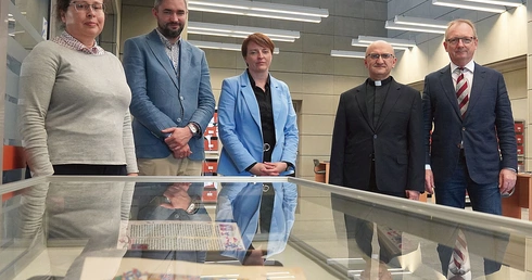 Trwają prace nad przygotowa- niem konferencji „Od Kaspra Elyana do cyberprzestrzeni. 550-lecie druku w języku polskim”. Odbywać się będzie ona we Wrocławiu od 26 do 28 listopada. Jej organizatorami są Uniwersytet Wrocławski, Biblioteka Uniwersytetu Wrocławskiego, Papieski Wydział Teologiczny, Zakład Narodowy im. Ossolińskich. Informacje: phc.uni.wroc.pl/elyan550.