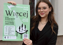 Julia Gąsiorek pochodzi z Sulęcina, a obecnie studiuje na I roku żywienie człowieka i dietoterapię na Uniwersytecie Zielonogórskim. Należy do Młodzieżowej Rady  Duszpasterskiej i formuje się w Ruchu Światło–Życie.