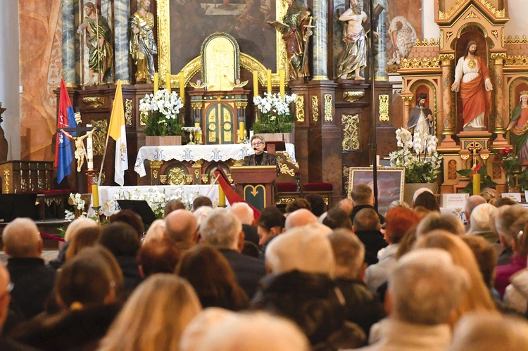 Prelekcja na temat odnalezionych rękopisów muzycznych z dawnego Otynia. Po jej zakończeniu wybrzmiała m.in. muzyka jezuity o. Carolusa Göbla, który tworzył także w Otyniu, a rękopisy  z jego muzyką ocalały i przechowywane są dziś  w Muzeum Instrumentów Muzycznych, oddział Muzeum Narodowego w Poznaniu.  Na zdjęciu: wykład dr hab. Aliny Mądry. 