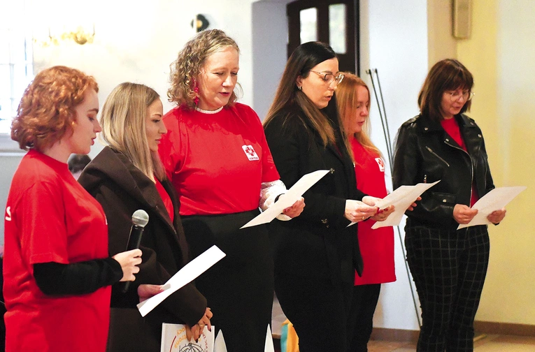 „Chryste, dobry Samarytaninie ludzkości, Tobie zawierzamy dzisiaj naszą posługę ubogim. Spraw, abyśmy pamiętając o największym przykazaniu, uczynili je treścią naszego codziennego życia. Prosimy Cię pokornie, daj nam przenikliwy wzrok i słuch, byśmy umieli dostrzec Twe oblicze w cierpiących i usłyszeć ich wołanie o pomoc. Pobudzaj naszą wolę do cierpliwej i gorliwej służby bliźnim w potrzebie” – to fragment modlitwy, którą na początek swojej działalności odmówili wolontariusze.