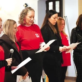 „Chryste, dobry Samarytaninie ludzkości, Tobie zawierzamy dzisiaj naszą posługę ubogim. Spraw, abyśmy pamiętając o największym przykazaniu, uczynili je treścią naszego codziennego życia. Prosimy Cię pokornie, daj nam przenikliwy wzrok i słuch, byśmy umieli dostrzec Twe oblicze w cierpiących i usłyszeć ich wołanie o pomoc. Pobudzaj naszą wolę do cierpliwej i gorliwej służby bliźnim w potrzebie” – to fragment modlitwy, którą na początek swojej działalności odmówili wolontariusze.