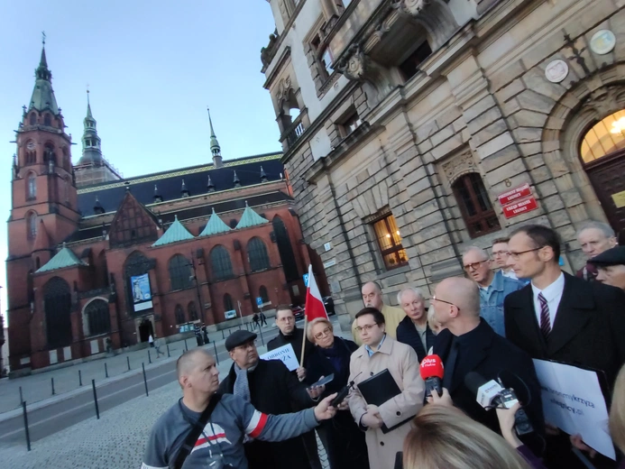 Chcą krzyża w sali obrad
