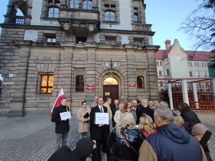 Chcą krzyża w sali obrad
