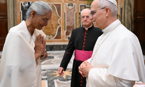 Papież: słuchajmy Boga, aby nauczyć się słuchać siebie nawzajem