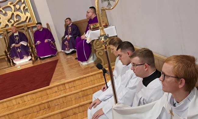 Modlitwa wspólnoty WSD w Radomiu za zmarłych duchownych 