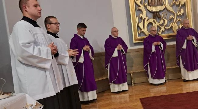 Modlitwa wspólnoty WSD w Radomiu za zmarłych duchownych 