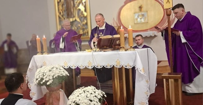 Modlitwa wspólnoty WSD w Radomiu za zmarłych duchownych 