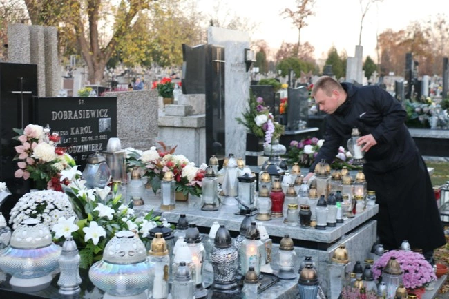 Modlitwa wspólnoty WSD w Radomiu za zmarłych duchownych 